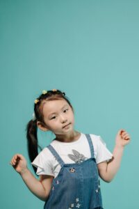 Criança sorrindo. Parceiro de produção e confiança, foco na satisfação da marca cliente.